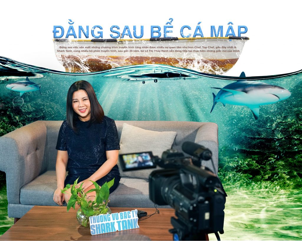 Đằng sau bể cá mập