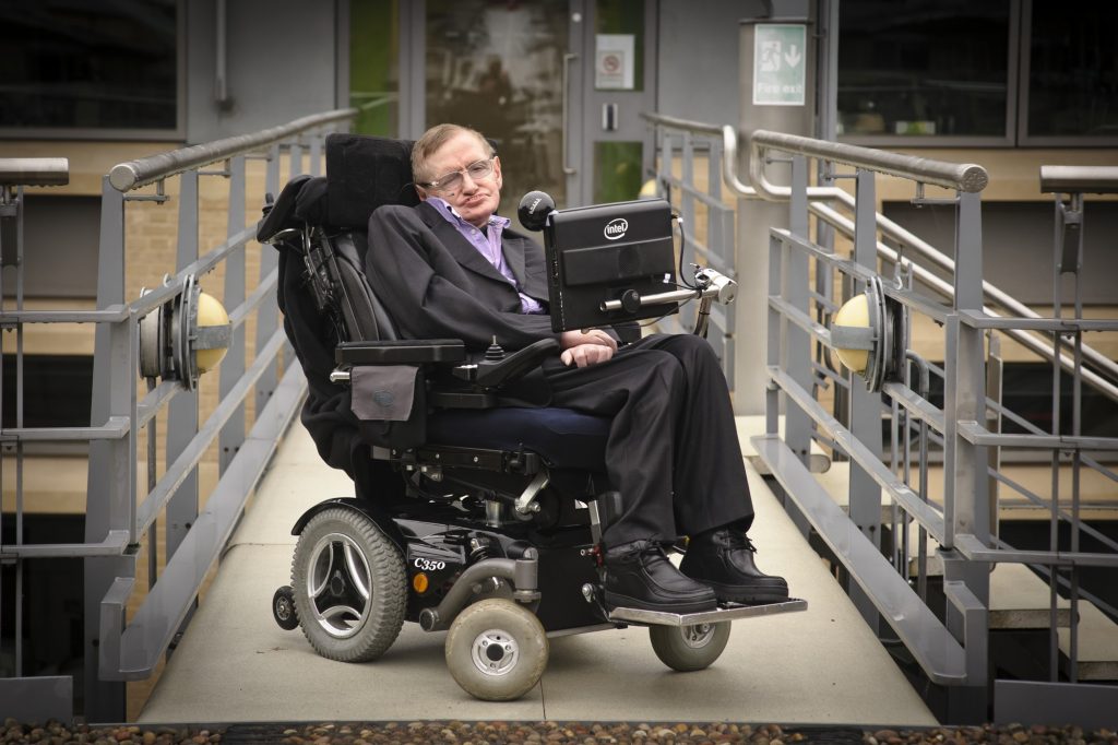 Stephen Hawking: từ một đứa trẻ bình thường, một cơ thể bất thường đến một bộ óc phi thường