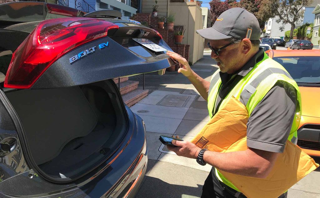 Không chỉ giao bằng drone, giao vào trong nhà, Amazon giờ còn giao hàng vào cốp xe của bạn!