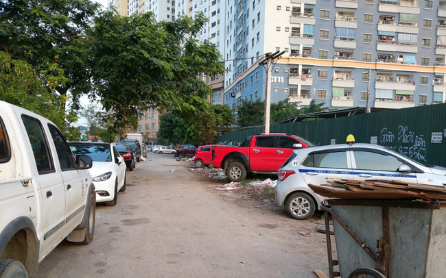Ảnh: Giải tỏa bãi đỗ xe ở Hà Nội, dân đành để xe trên bãi rác
