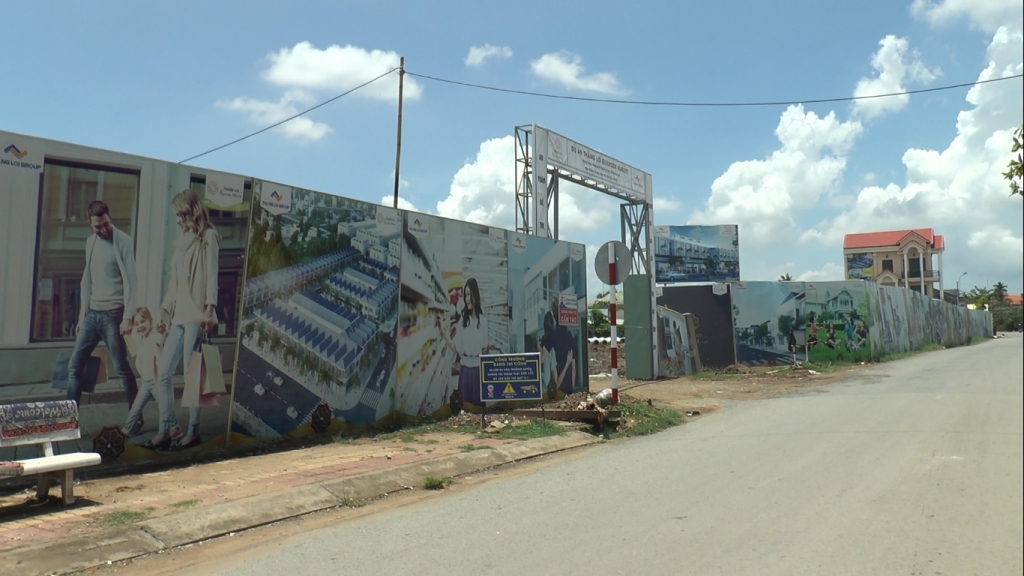 Bị tuýt còi vì cầm đèn chạy trước ô tô