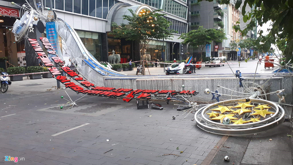 Hiện trường cổng chào phố đi bộ Nguyễn Huệ đổ sập, đè người đi đường