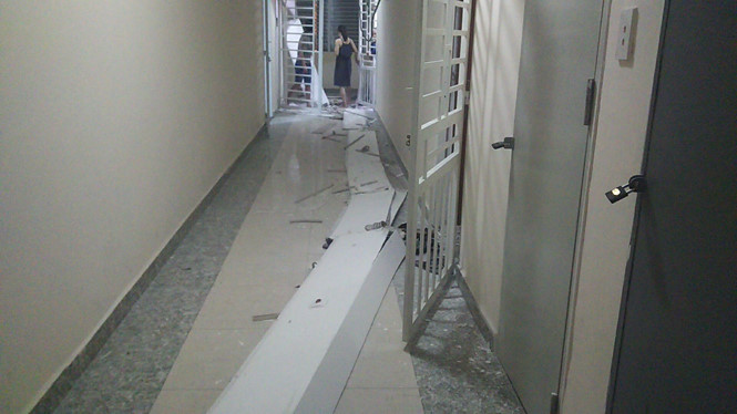 Cư dân phát hoảng khi trần thạch cao chung cư bất ngờ đổ sập