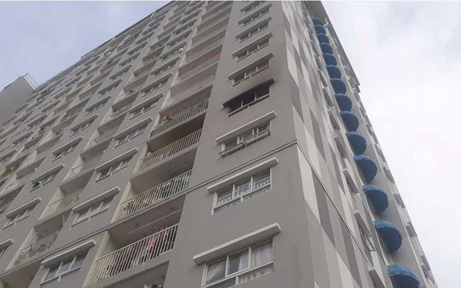 Chung cư ở Sài Gòn bốc cháy, người dân tháo chạy tán loạn