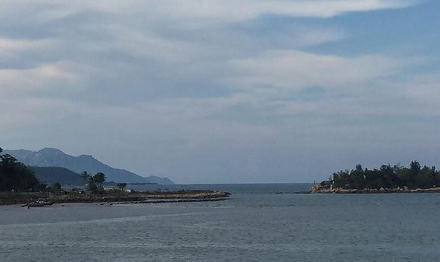 Dự án lấn vịnh Nha Trang trái phép ngập rác thải và thành bãi xe ‘lậu’