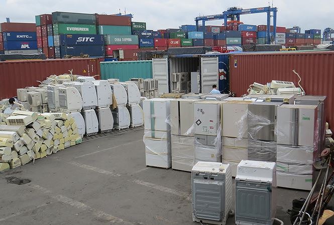8 container hàng cấm nhập khẩu về Việt Nam khai báo là…. rổ nhựa