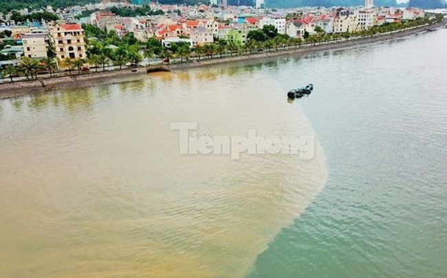 Vịnh Hạ Long ‘đổi màu’ sau mưa lớn