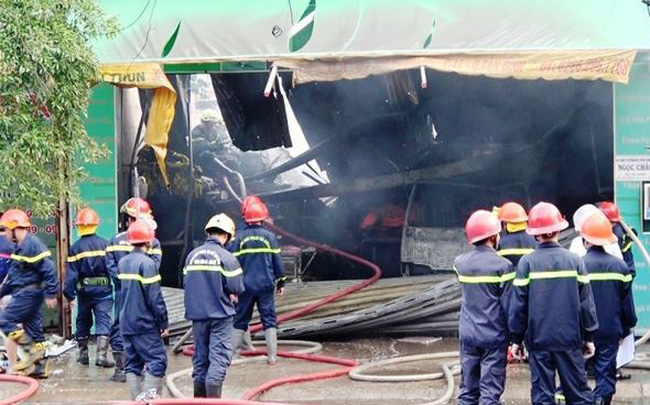 Cận cảnh hiện trường vụ cháy kho vải ở Sài Gòn lúc rạng sáng