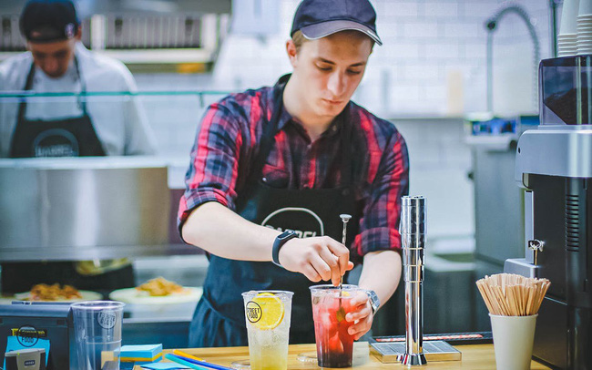 Sinh viên trên khắp thế giới đi làm thêm nhiều hơn đi học