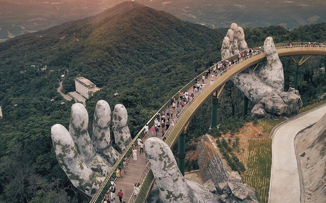 Báo nước ngoài ca ngợi vẻ đẹp “choáng ngợp” của Cầu Vàng – Đà Nẵng