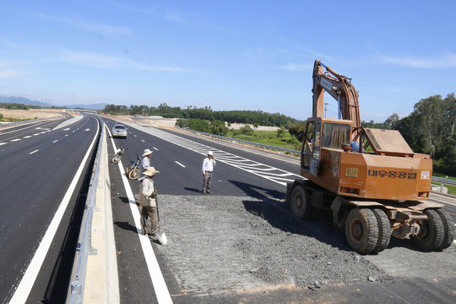 Cận cảnh cao tốc 34.500 tỉ đồng ô tô đi “lộc cộc, lộc cộc”