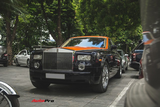 Chiếc Rolls-Royce Phantom tại Hà Nội đổi màu nhanh như tắc kè: Vừa hết tím mộng mơ lại đến cam cá tính