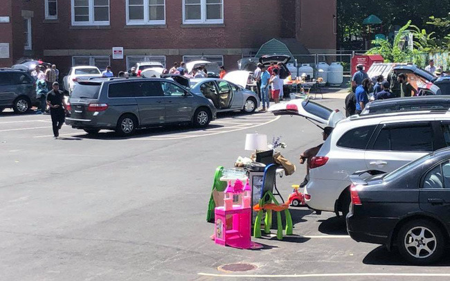 Hai chính phủ “choảng” nhau, hàng nghìn du học sinh cuống cuồng bán nhà, bán xe để về nước