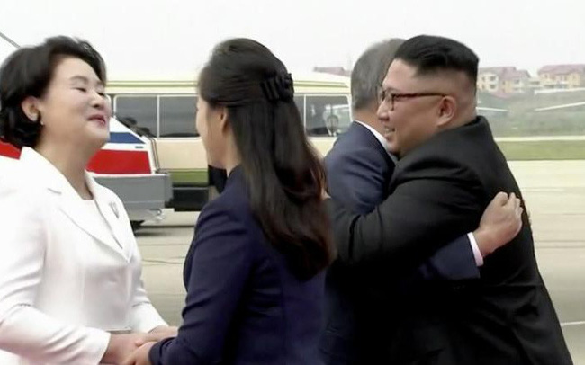 Tổng thống Hàn Quốc tới Triều Tiên, ôm chặt nhà lãnh đạo Kim Jong Un tại sân bay