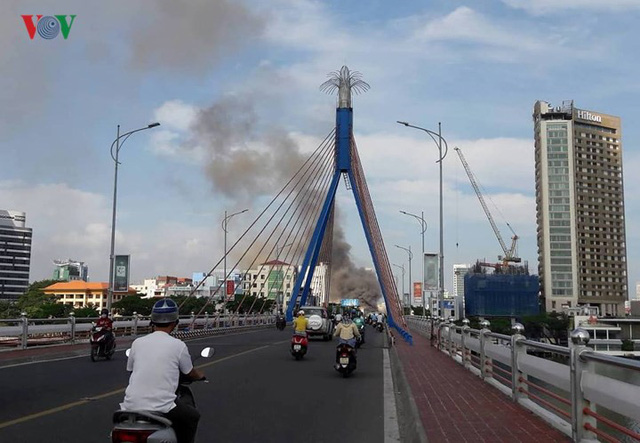 Hiện trường vụ cháy lớn, khói đen bốc cao hàng mét giữa TP Đà Nẵng