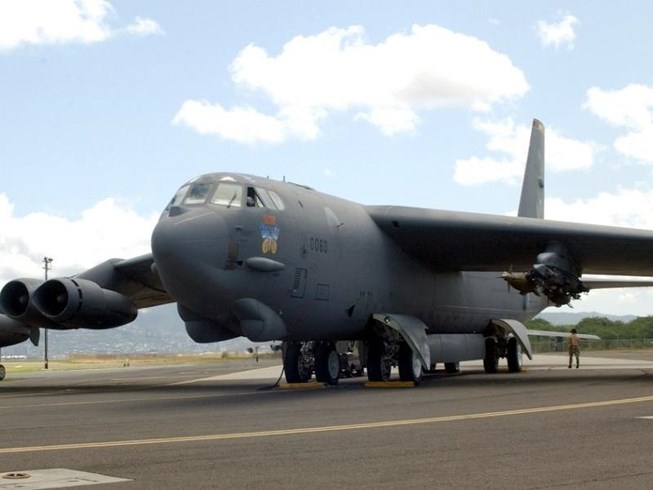 Mỹ đưa máy bay ném bom B-52 đến biển Đông, biển Hoa Đông