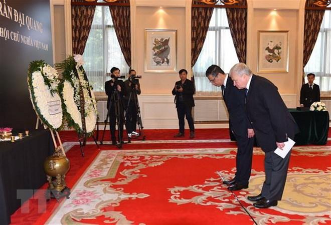 Vẫn còn có nhiều đoàn đến viếng Chủ tịch nước Trần Đại Quang