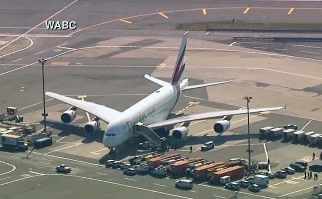 Máy bay của Emirates bị cách ly do nghi có mầm bệnh truyền nhiễm sau chuyến bay xuyên lục địa