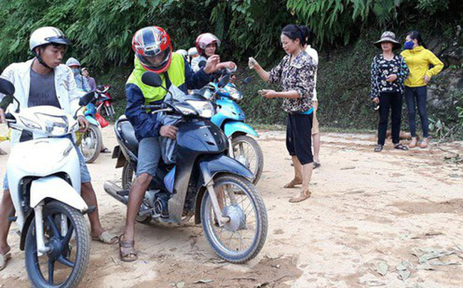 Lãnh đạo xã nói về clip công an bảo kê thu tiền qua điểm sạt lở với giá “10 ngàn thôi nhé”