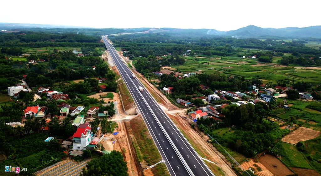 Cao tốc 34.500 tỷ Đà Nẵng – Quảng Ngãi thấm dột do thi công ẩu?