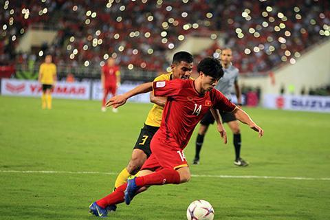 Malaysia thoát thẻ đỏ dù chơi xấu thô bạo với Công Phượng