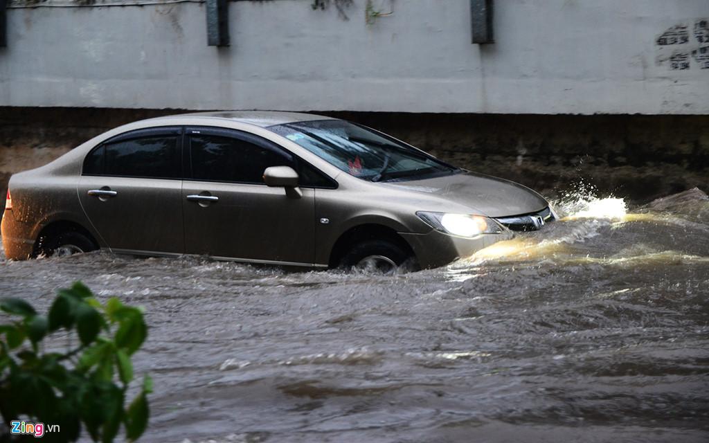 Sài Gòn ngập đường, tê liệt do mưa bão số 9