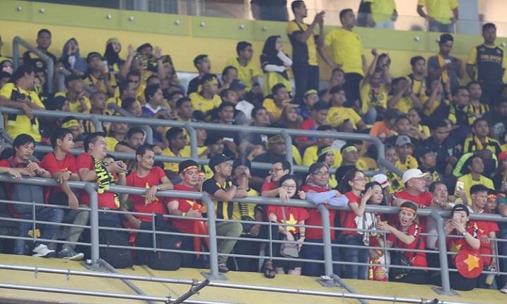 CĐV Việt Nam tức giận vì bị CĐV Malaysia cướp chỗ