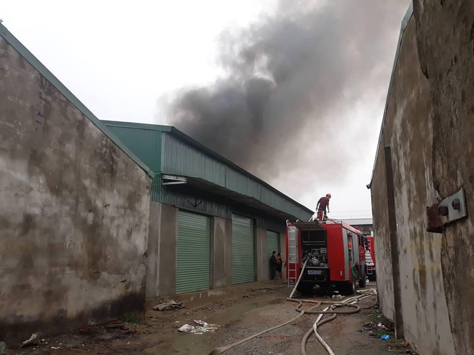 Nóng: Đang cháy lớn ở kho chứa hàng chợ Vinh