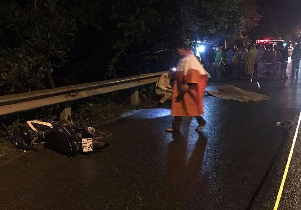 Xe máy văng chục mét sau cú lao vào taluy, 2 thanh niên 23 tuổi chết thảm