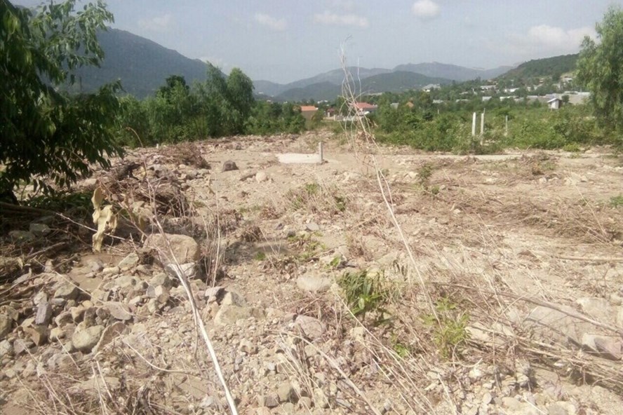 Thi nhau đào núi, khối đất đá khổng lồ tràn xuống khu dân cư