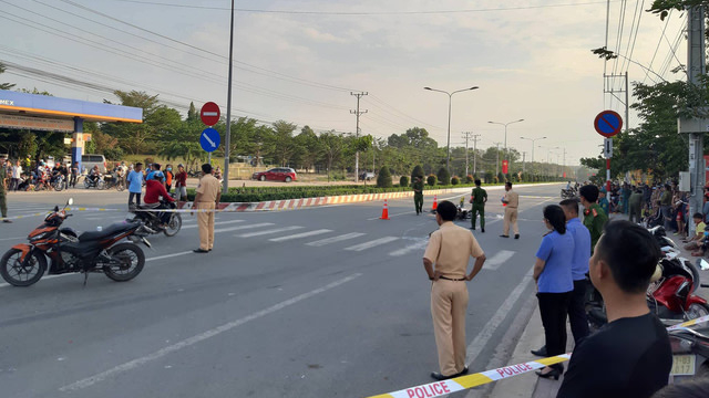 Xót xa cảnh cả gia đình bị container cán khi đi sắm Tết, 2 con nhỏ gào khóc gọi cha mẹ đã tử vong