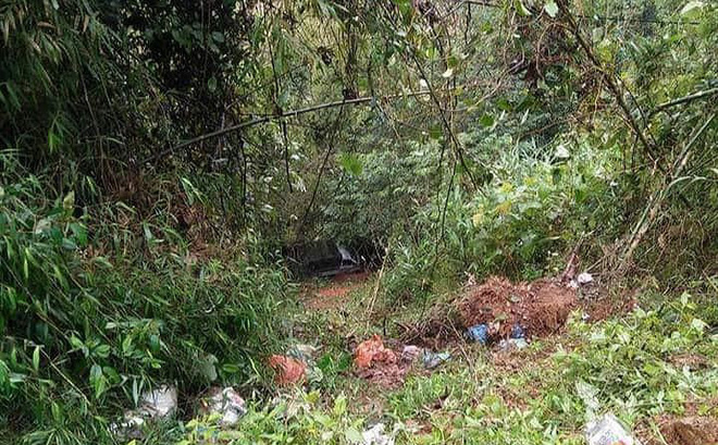 Kinh hãi phát hiện thi thể trong chiếc ô tô dưới vực sâu