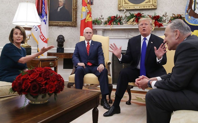 TT Trump giận dữ đập bàn, lao khỏi phòng họp khi phe Dân chủ nói không với tường biên giới