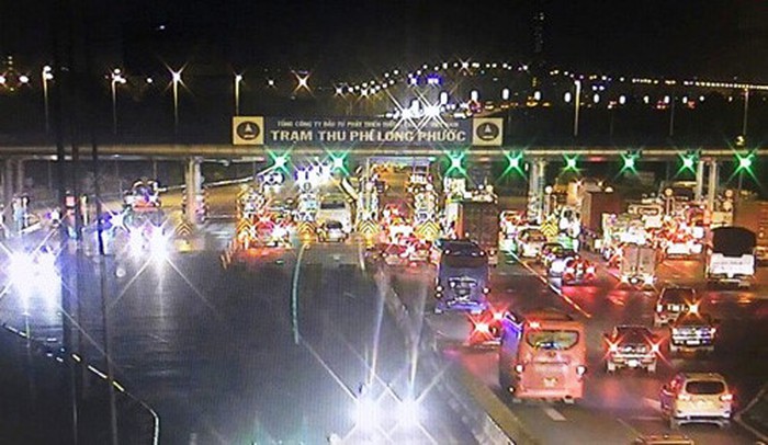 Tắc đường 6km, VEC E trốn xả trạm còn ‘vượt luật’ cấm xe