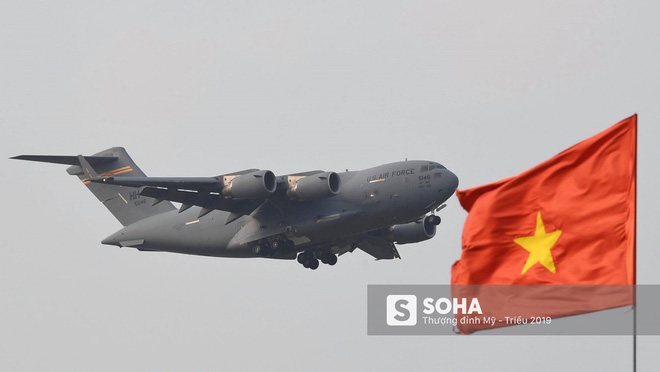 Vận tải cơ C-17 thứ ba đáp xuống Nội Bài, tiếp tục chuyển phương tiện phục vụ ông Trump