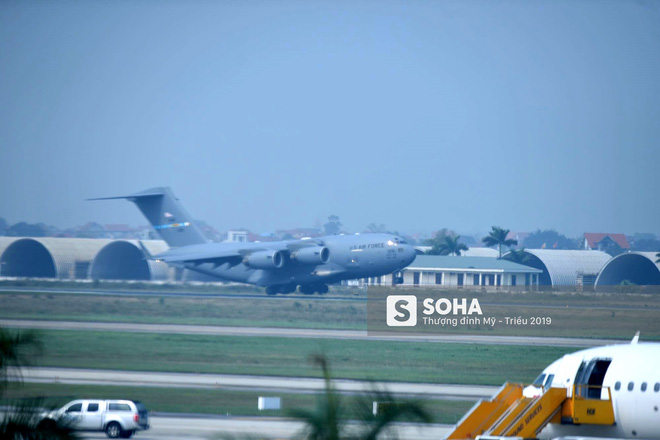 [NÓNG] Ngựa thồ C-17 Mỹ đáp xuống sân bay Nội Bài, thả siêu trực thăng Marine One của TT Trump