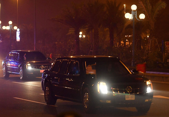 Đoàn siêu xe The Beast đưa TT Trump qua cầu Nhật Tân, di chuyển về khách sạn JW Marriott