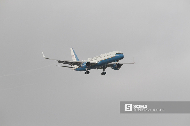 Chuyên cơ dự phòng của tổng thống Trump được C-17 hộ tống tới Đà Nẵng