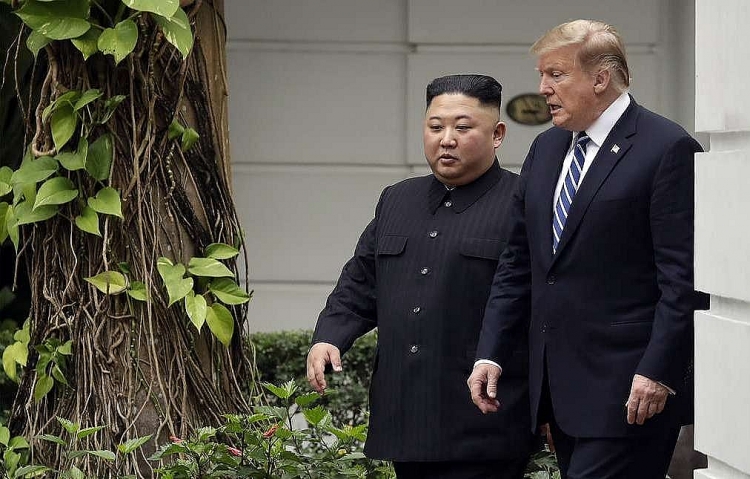 D. Trump đề nghị Kim Jong Un chuyển giao vũ khí hạt nhân cho Mỹ