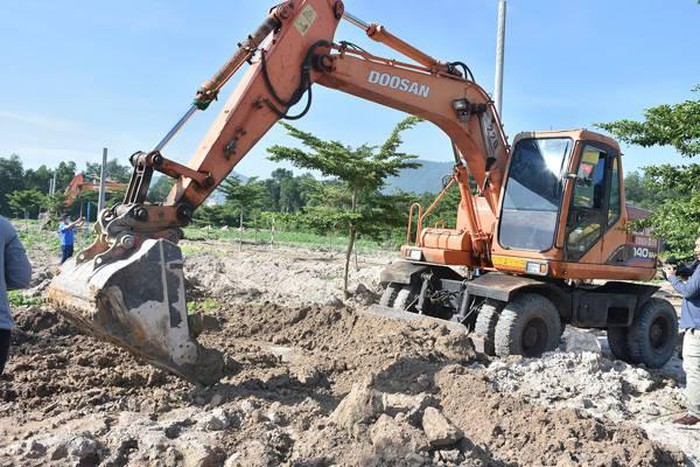 Lực lượng chức năng địa phương đã tiến hành cưỡng chế, khôi phục nguyên trạng tại khu đất nông nghiệp có 'dự án' Alibaba Tân Thành Center City 1 ở thôn Tân Tiến, xã Châu Pha, Bà Rịa - Vũng Tàu.