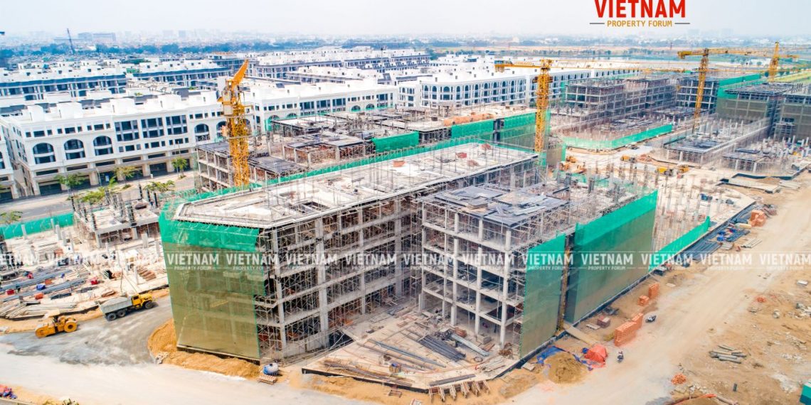 Giá thép tăng “sốc”, nhiều dự án bất động sản ngưng thi công