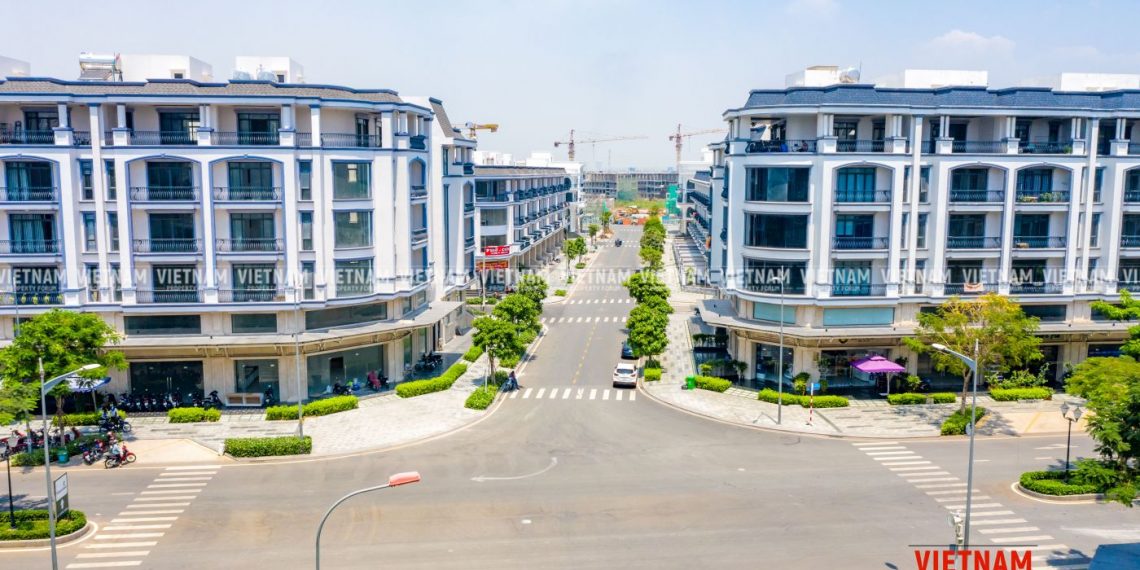 Giá thép tăng “sốc”, nhiều dự án bất động sản ngưng thi công