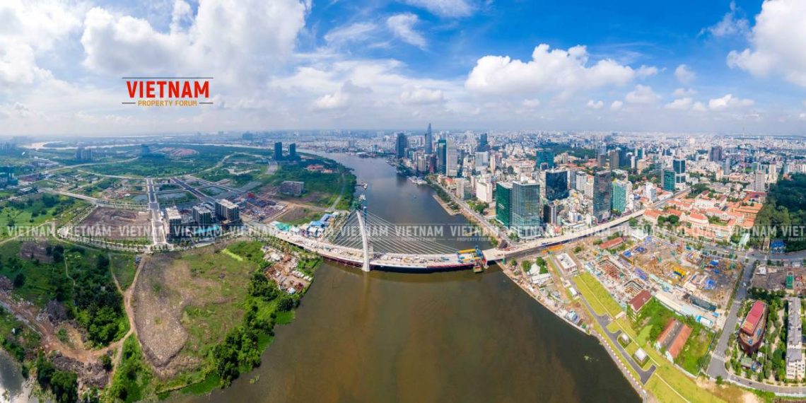 Cận cảnh việc lắp đặt đốt dầm cuối cùng của cầu Thủ Thiêm 2, chuẩn bị hợp long