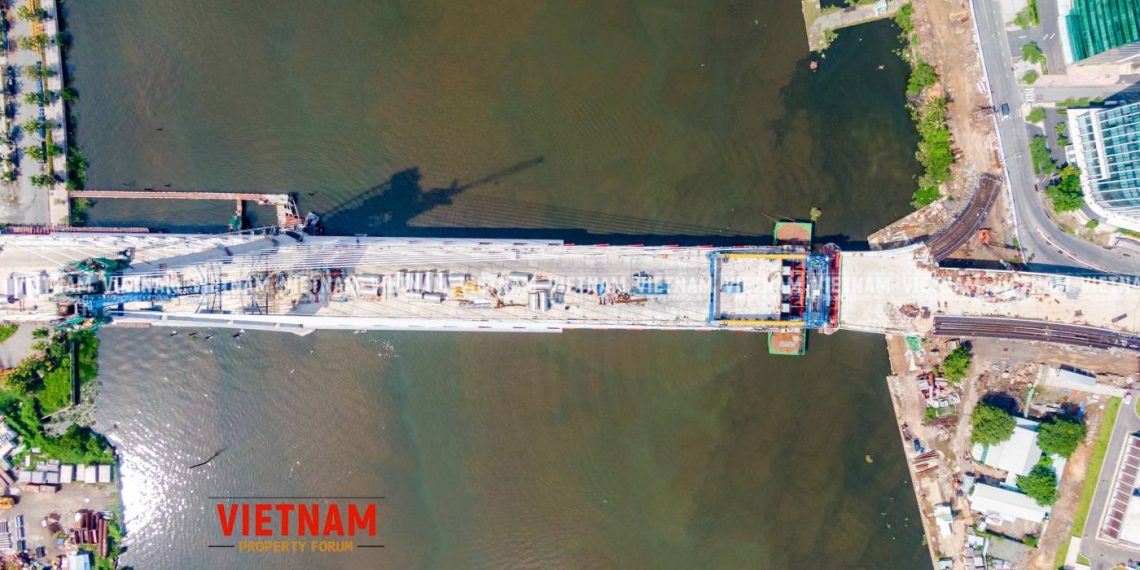 Cận cảnh việc lắp đặt đốt dầm cuối cùng của cầu Thủ Thiêm 2, chuẩn bị hợp long