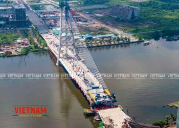 Cận cảnh việc lắp đặt đốt dầm cuối cùng của cầu Thủ Thiêm 2, chuẩn bị hợp long