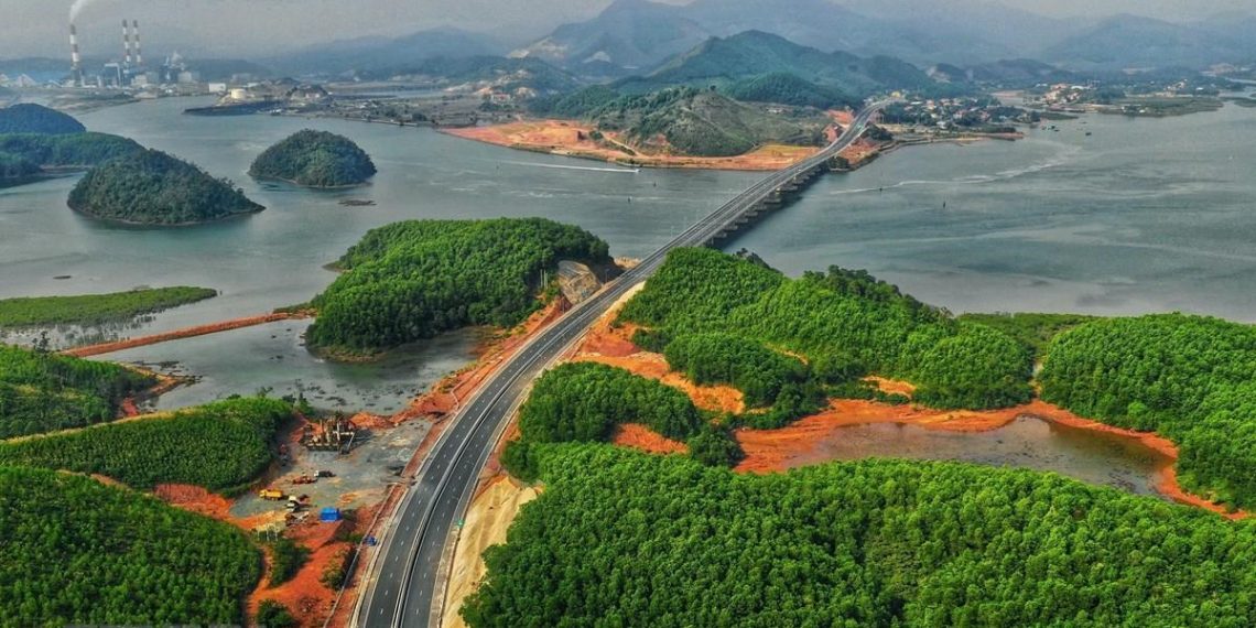 Thi công nước rút dự án cao tốc Vân Đồn – Móng Cái