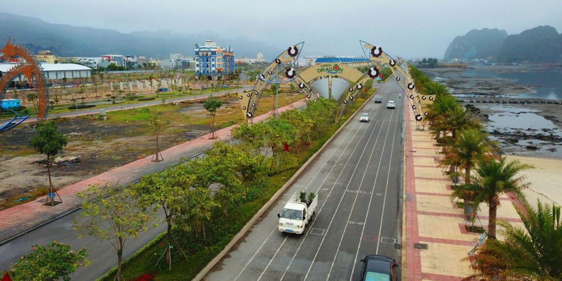 Đầu xuân ngắm tuyến đường ven biển độc đáo nhất Việt Nam