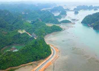 Đầu xuân ngắm tuyến đường ven biển độc đáo nhất Việt Nam