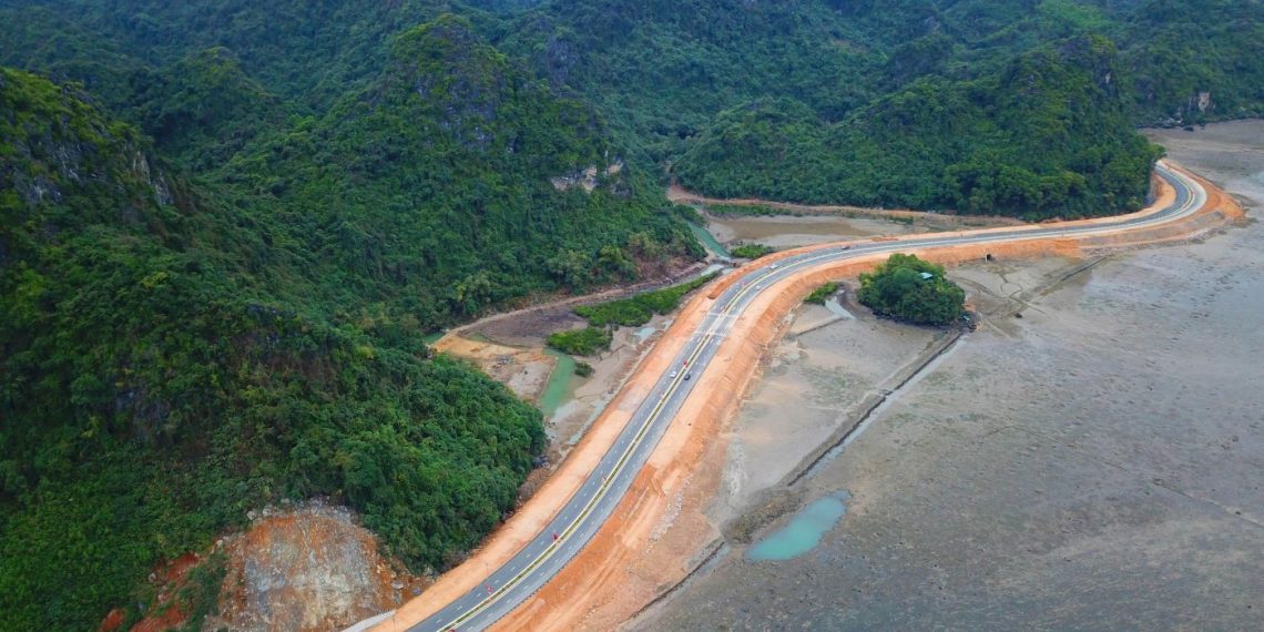 Đầu xuân ngắm tuyến đường ven biển độc đáo nhất Việt Nam