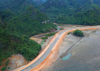 Đầu xuân ngắm tuyến đường ven biển độc đáo nhất Việt Nam